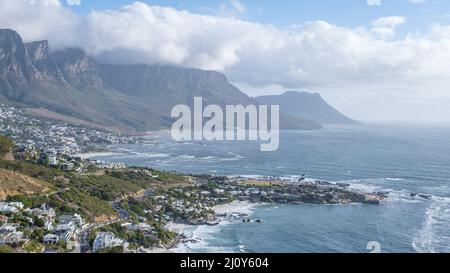 Blick vom Rock ViewPoint in Kapstadt über Campsbay, Blick über Camps Bay mit Nebel über dem Meer Stockfoto