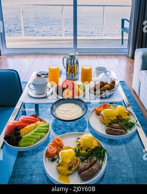 Frühstückstisch, luxuriöser Frühstückstisch, Obst und Eier auf dem Tisch Stockfoto