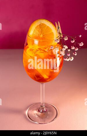 Orangencocktail Aperol mit einer Nahaufnahme aus Orange und Eis. Stockfoto