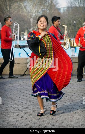 Ein Teenager-Mitglied von Jatary Muzhucuna, einer ecuadorianischen amerikanischen Musik- und Tanzgruppe, tritt in der Nähe des A-Parks in Queens, New York City, auf. Stockfoto