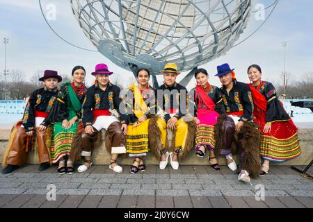 Gruppenfoto von Mitgliedern der ecuadorianischen amerikanischen Musik- und Tanzgruppe Flushing Meadows in Queens, New York City. Stockfoto
