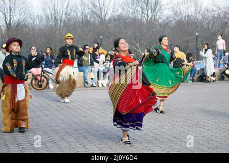 Tänzer von Jatary Muzhucuna, einer ecuadorianischen amerikanischen Musik- und Tanzgruppe, treten in Flushing Meadows in Queens, New York City, auf. Stockfoto