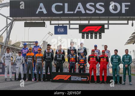 Bahrain International Circuit, Sakhir, Bahrain am 20. März 2022 verfolgen Fahrer das Gruppenfoto der Parade während der FORMEL 1 GULF AIR BAHRAIN GRAND PRIX 2022, Phil Duncan Stockfoto