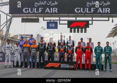 Bahrain International Circuit, Sakhir, Bahrain am 20. März 2022 verfolgen Fahrer das Gruppenfoto der Parade während der FORMEL 1 GULF AIR BAHRAIN GRAND PRIX 2022, Phil Duncan Stockfoto