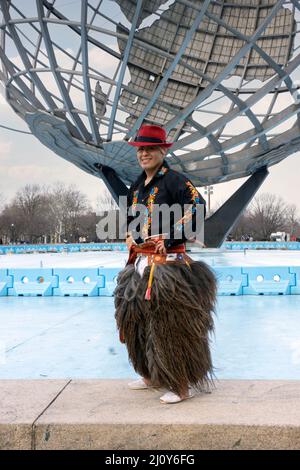 Posierte Porträt eines Mitglieds von Jatary Muzhucuna, einer ecuadorianischen amerikanischen Musik- und Tanzgruppe. In der Nähe von unisphere in einem Park in Queens, New York City. Stockfoto