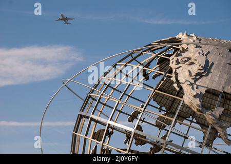 Ein Flug vom Flughafen LaGuardia, der im Flushing Meadows Corona Park in Queens, New York City, über Unisphere abfliegt. Stockfoto