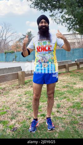 Posierte ein Foto eines amerikanischen Läufers von Sikh, nachdem er sein Training beendet hatte. In einem Park in Queens, New York City Stockfoto