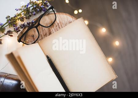 Öffnen Sie Buch mehr Bücher. Hochwertige Fotos Stockfoto