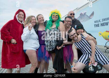 Am ersten Frühlingstag posiert eine Gruppe von Mitgliedern des Eisbären Clubs für ein Foto vor dem Schwimmen. Auf der Promenade in Coney Island, Brooklyn, New York. Stockfoto