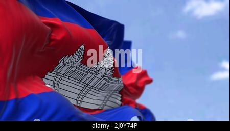 Detail der Nationalflagge Kambodschas, die an einem klaren Tag im Wind winkt. Stockfoto