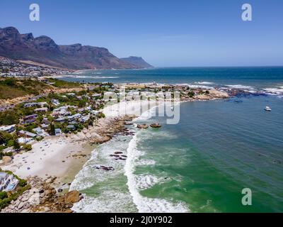 Camps Bay Beach Kapstadt von oben mit Drohnenaufnahme, Camps Bay Kapstadt Stockfoto