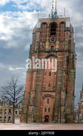 Der Oldehove, ein gekippter und unvollendeter mittelalterlicher Turm in der niederländischen Stadt Leeuwarden Stockfoto
