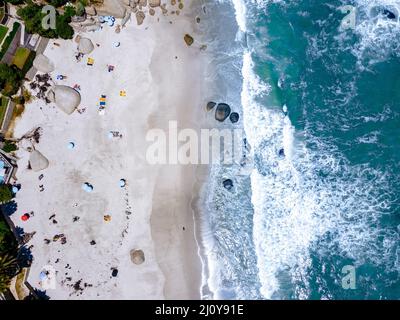 Camps Bay Beach Kapstadt von oben mit Drohnenaufnahme, Camps Bay Kapstadt Stockfoto