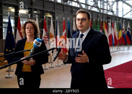 Brüssel, Belgien. 21. März 2022. Jan LIPAVSKY, Außenminister der Tschechischen Republik, gibt eine Erklärung ab, als er zu einem Treffen des Rates für Auswärtige Angelegenheiten (FAC) beim E Credit: ALEXANDROS MICHAILIDIS/Alamy Live News eintrifft Stockfoto