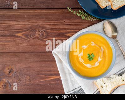Vegetarische Ernährung pupmkin Creme Suppe pürieren, Auf dunkelbraunem Holz- Tabelle, Ansicht von oben, kopieren, aus der Nähe. Stockfoto
