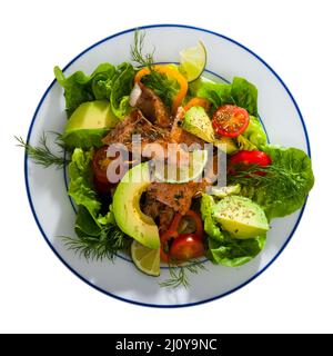 Appetitanregenden Fischsalat mit gerösteten Forellen Stockfoto