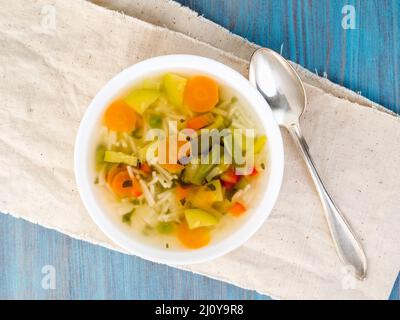 Helle Frühling pflanzliche Ernährung vegetarische Suppe, Bettwäsche, Servietten, Ansicht von oben, blauen Hintergrund. Stockfoto