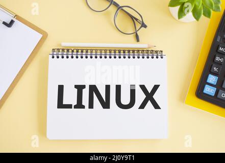 LINUX. Text in Noebook auf hellem Hintergrund geschrieben. Technologiekonzept. Flach liegend. Stockfoto