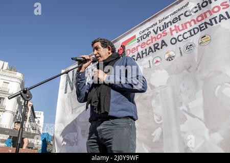 Madrid, Spanien. 13.. November 2021. Der Delegierte der Polisario Front in Spanien, Abdullah Arabi, hält während der Demonstration eine Rede. Tausende von Menschen demonstrieren beim Marsch für die Freiheit des saharauischen Volkes in Madrid. Kredit: SOPA Images Limited/Alamy Live Nachrichten Stockfoto