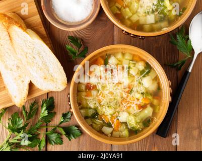 Zwei Schalen Minestrone mit Toast auf rustikalem Holzhintergrund, Draufsicht Stockfoto