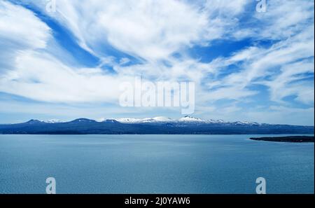 Sevan See in Armenien, schöner Blick auf den See an einem sonnigen, hellen Frühlingstag, schöne Wolken Stockfoto