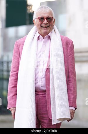 Christopher Biggins kommt zum Thanksgiving-Gottesdienst für die Herzogin der Streitkräfte, Frau Vera Lynn, in Westminster Abbey, London. Der Sänger und Entertainer hob die Stimmung während des Zweiten Weltkriegs mit Songs wie We'll Meet Again und The White Cliffs of Dover. Sie starb im Juni 2020 im Alter von 103 Jahren. Bilddatum: Montag, 21. März 2022. Stockfoto