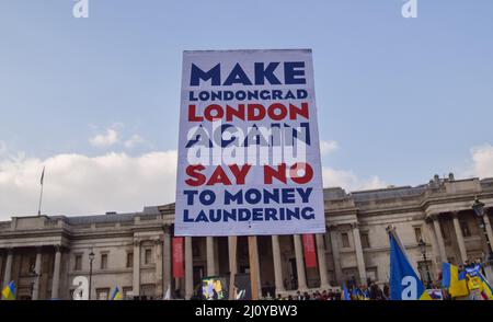 London, Großbritannien. 20. März 2022. Das Plakat „Make Londongrad London Again“ ist während der Proteste am Trafalgar Square zu sehen. Angesichts des verstärkten Angriffs Russlands versammeln sich in Zentral-London weiterhin große Menschenmengen, die sich solidarisch mit der Ukraine versammeln. (Foto: Vuk Valcic/SOPA Images/Sipa USA) Quelle: SIPA USA/Alamy Live News Stockfoto