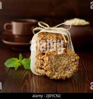 Hausgemachte Haferflockenkekse mit Bananen, Hafer, Nüssen, Eiern und Mehl frei auf braunem dunklen Holztisch Stockfoto