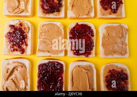 Direkt über Schuss Brotscheiben mit Konserven und Erdnussbutter alternativ angeordnet Stockfoto