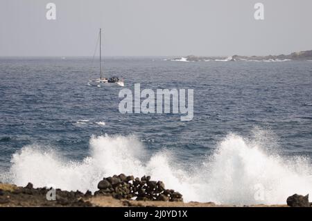 Segelyacht zwischen Montana Clara und La Graciosa. Nationalpark Des Chinijo-Archipels. Kanarische Inseln. Spanien. Stockfoto