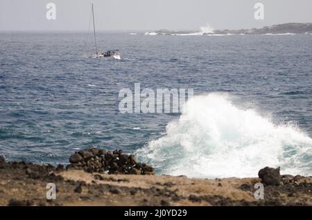 Segelyacht zwischen Montana Clara und La Graciosa. Nationalpark Des Chinijo-Archipels. Kanarische Inseln. Spanien. Stockfoto