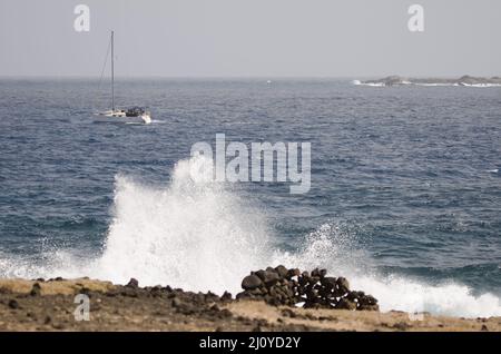 Segelyacht zwischen Montana Clara und La Graciosa. Nationalpark Des Chinijo-Archipels. Kanarische Inseln. Spanien. Stockfoto