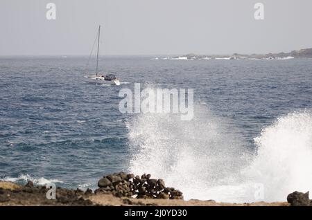 Segelyacht zwischen Montana Clara und La Graciosa. Nationalpark Des Chinijo-Archipels. Kanarische Inseln. Spanien. Stockfoto