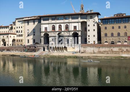 Blick über den Fluss Arno zu den Uffizien in Florenz Italien Stockfoto