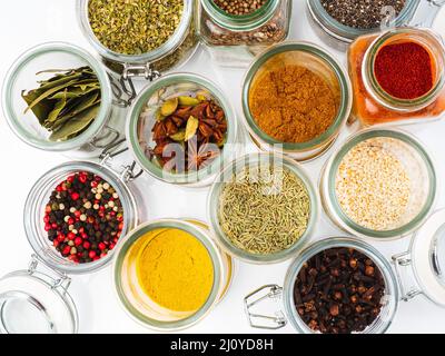 Gewürzset in Löffeln Draufsicht. Paprika, Curry, Lorbeerblatt, Anis und andere Gewürze Stockfoto