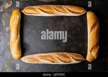 Direkt über der Aufnahme von Baguettes, die in einem Rechteck auf dem Tisch angeordnet sind Stockfoto