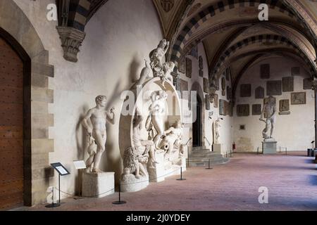 Brunnen für die Sala Grande Skulptur im Innenhof des Bargello Museums Florenz Italien Stockfoto