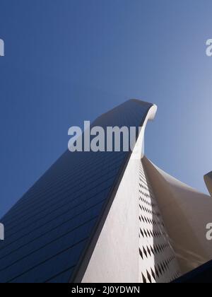 Blick nach unten auf den Al Hamra Tower, Kuwaits höchstes Gebäude. Stockfoto