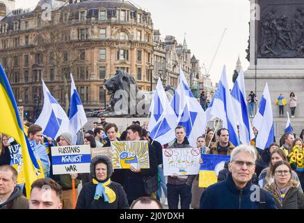 London, Großbritannien. 20.. März 2022. Russische Demonstranten halten die symbolischen blauen und weißen russischen Flaggen mit der roten Farbe entfernt. Auf dem Trafalgar-Platz versammeln sich weiterhin große Menschenmengen zur Unterstützung der Ukraine, während Russland seinen Angriff verstärkt. Stockfoto