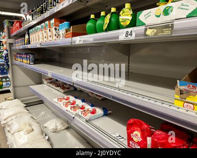 Moskau, Russland - 8. März 2022: Leere Regale im Laden. Russen kaufen Mehl, Zucker, Sonnenblumenöl, Getreide, Nudeln, Buchweizen in Panik und sind Stockfoto