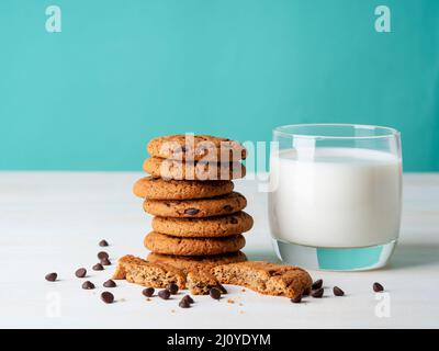 Schokolade Haferflocken Kekse und Milch Stockfoto