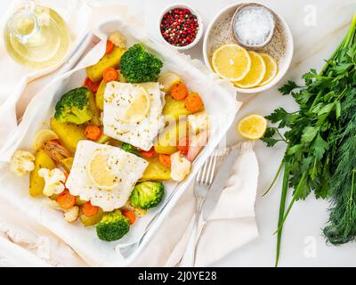 Fisch Kabeljau im Ofen mit Gemüse gebacken - gesunde Ernährung gesunde Ernährung. Leicht Stockfoto
