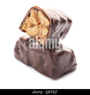 Leckere Schokoladen-Bonbons mit Nüssen isoliert auf weiß Stockfoto