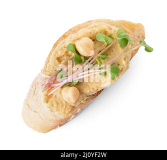 Stück Brot mit leckerem Hummus auf weißem Hintergrund Stockfoto