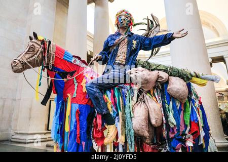 London, Großbritannien, 21.. März 2022. Detail, 'The Procession', eine große Installation mit vielen verschiedenen Elementen. Der Einfluss sowohl der indischen als auch der indo-karibischen Kultur, einschließlich vieler Karnevalselemente, kann gesehen werden. Locke zufolge ist 'die Prozession' kein historisches Lehrbuch, sondern ein 'erweitertes Gedicht aus kontrastierenden Referenzen und Bildern. Die jährliche Tate Britain Commission wurde von dem guyanesisch-britischen Künstler Hew Locke mit 'The Procession' durchgeführt. Kredit: Imageplotter/Alamy Live Nachrichten Stockfoto