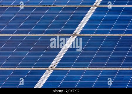 Das Erneuerbare-Energien-Gesetz und die EEG-Vergütung regeln die Finanzierung privater Photovoltaikanlagen in Deutschland Stockfoto