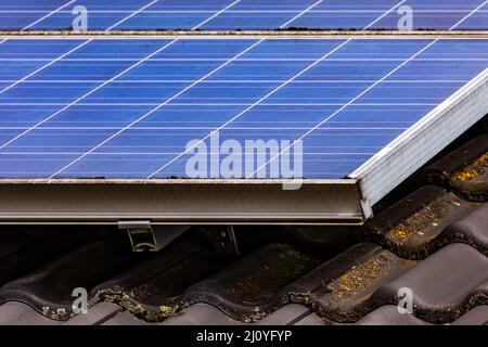 Solarmodule einer umweltfreundlichen Hausdachanlage für die private Stromerzeugung mit Photovoltaik in Deutschland Stockfoto