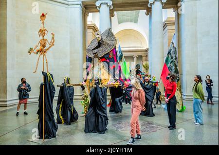 London, Großbritannien. 21. März 2022. Tate Britain enthüllt die Prozession eine neue kommission des Künstlers Hew Locke. Diese neue Arbeit ist die neueste Antwort auf die Architektur und den Kontext der neoklassischen Duveen Gallerien. Die poetischen und politischen Skulpturen von Hew Locke sind aus Materialien und Quellen zusammengesetzt, die sich auf globale Geschichten beziehen. Mit seiner Erziehung in Großbritannien und Guyana erforscht er die Sprachen kolonialer und postkolonialer Macht und hinterfragt Ideen globaler kultureller Identitäten. Kredit: Guy Bell/Alamy Live Nachrichten Stockfoto