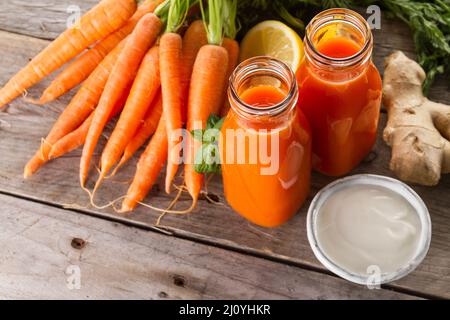 Zwei frische Karotten-Smoothies. Hochwertige Fotos Stockfoto