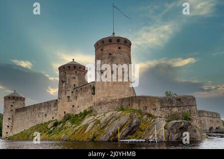 Olavinlinna (auch bekannt als St. Olaf's Castle), eine dreitürmige Burg aus dem 15.. Jahrhundert in Savonlinna, Finnland Stockfoto